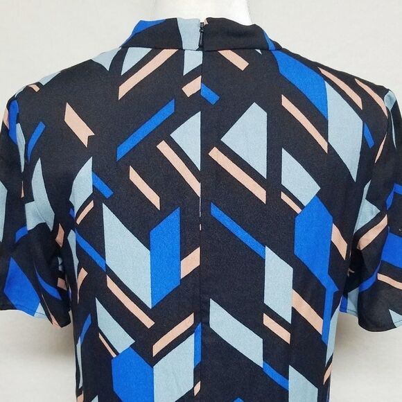 PARIS Sunday Geometric Choker V-neck Shift Dress - Picture 8 of 11